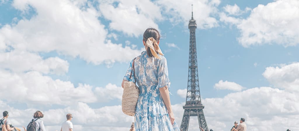 エッフェル塔・女性1